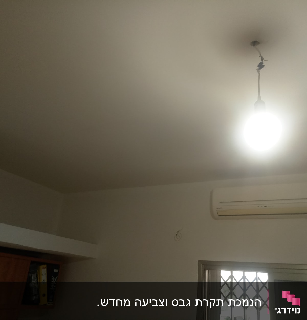 תקרה עם מנורה תלויה וגבס לבן